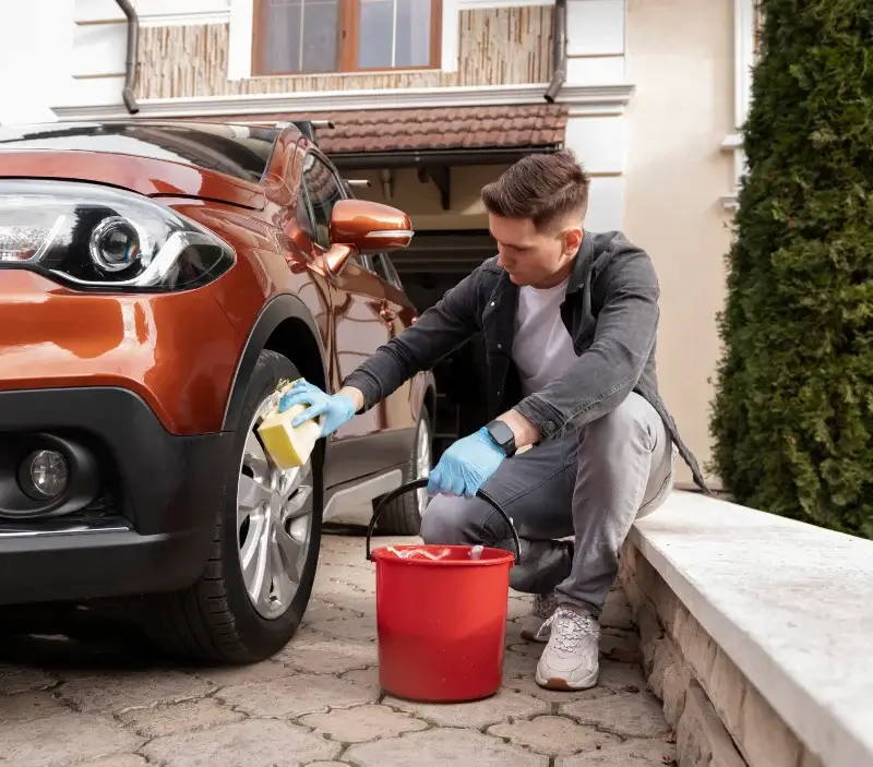 Lavage auto à domicile Villers-en-Arthies : professionnel intervenant sur un véhicule